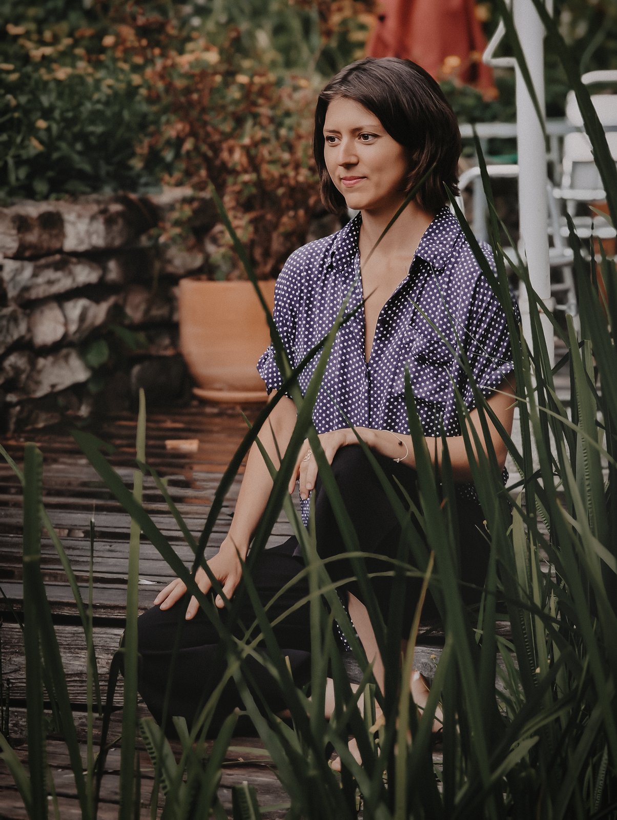 Susanna Holowati am Wasser, im Schilf